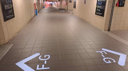 Equipement du souterrain de la gare SNCF avec des projecteurs à gobos permettant de projeter des motifs, des logos ou des images personnalisées sur différentes surfaces