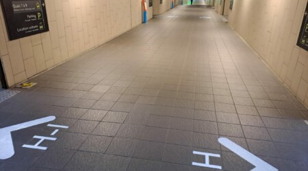 Equipement du souterrain de la gare SNCF avec des projecteurs à gobos permettant de projeter des motifs, des logos ou des images personnalisées sur différentes surfaces