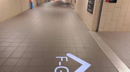 Equipement du souterrain de la gare SNCF avec des projecteurs à gobos permettant de projeter des motifs, des logos ou des images personnalisées sur différentes surfaces