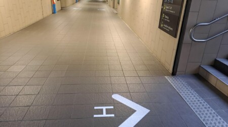 Equipement du souterrain de la gare SNCF avec des projecteurs à gobos permettant de projeter des motifs, des logos ou des images personnalisées sur différentes surfaces